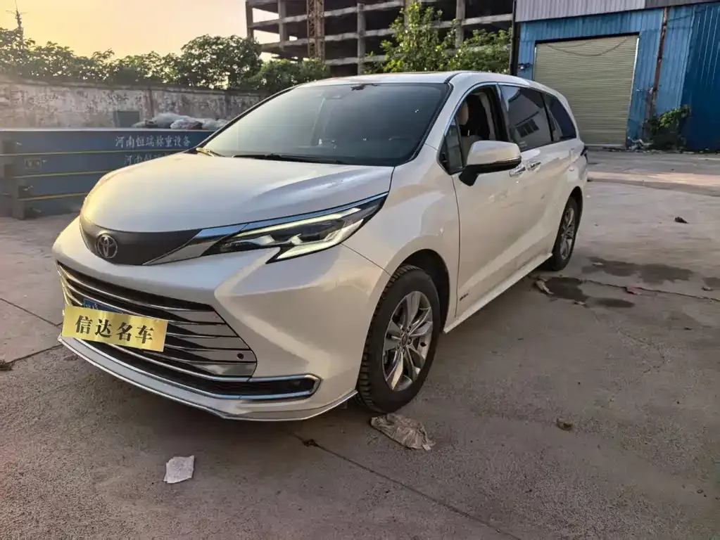 Toyota Sienna — фото 1