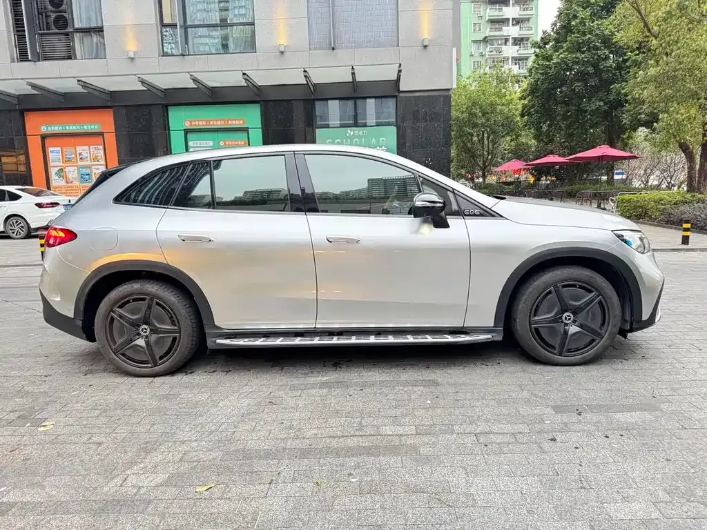Mercedes-Benz EQE SUV — фото 7