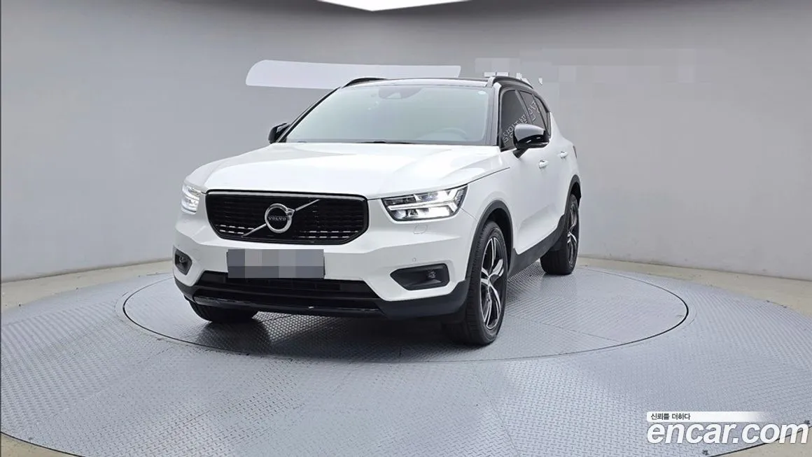 Volvo XC40 — фото 1