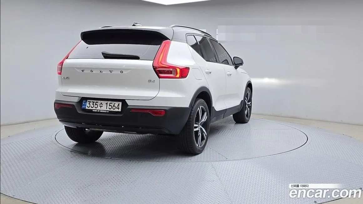 Volvo XC40 — фото 10