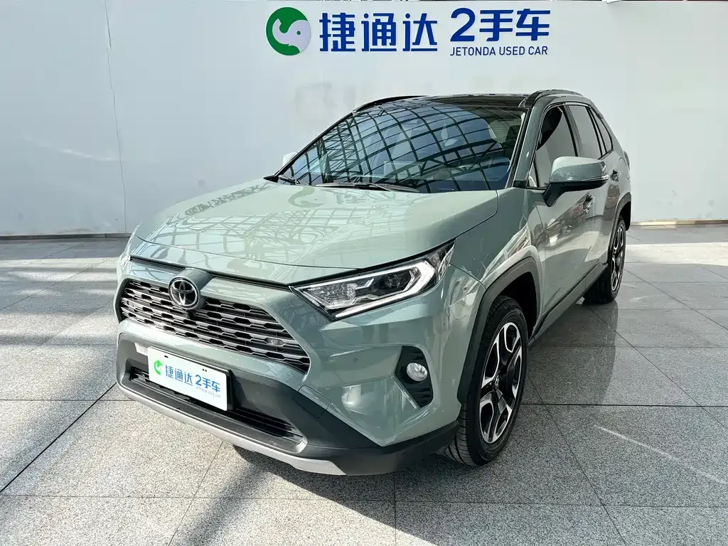 Toyota RAV4 — фото 1