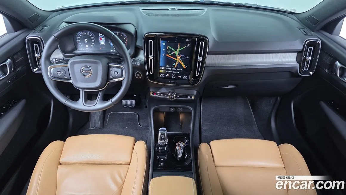 Volvo XC40 — фото 10