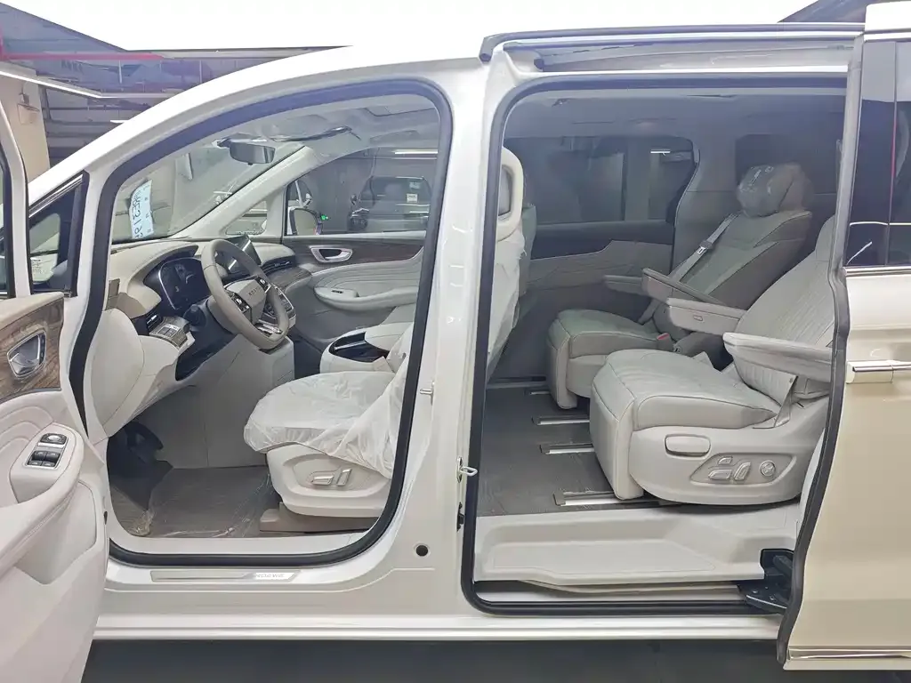 Roewe iMAX8 New Energy — фото 6