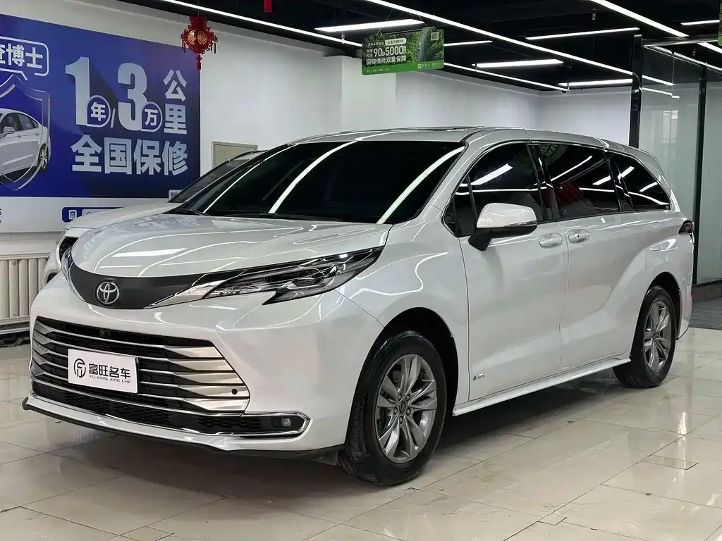 Toyota Sienna — фото 1