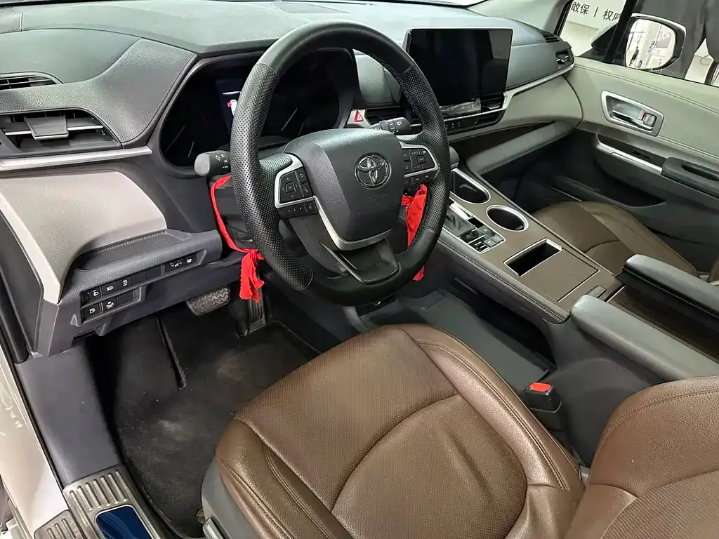 Toyota Sienna — фото 10
