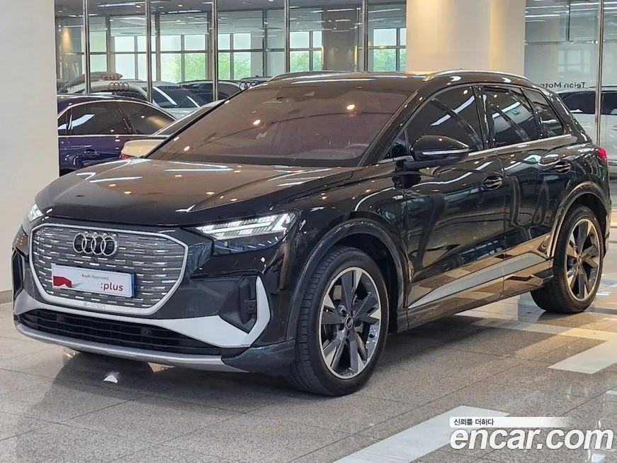 Audi Q4 e-tron — фото 1