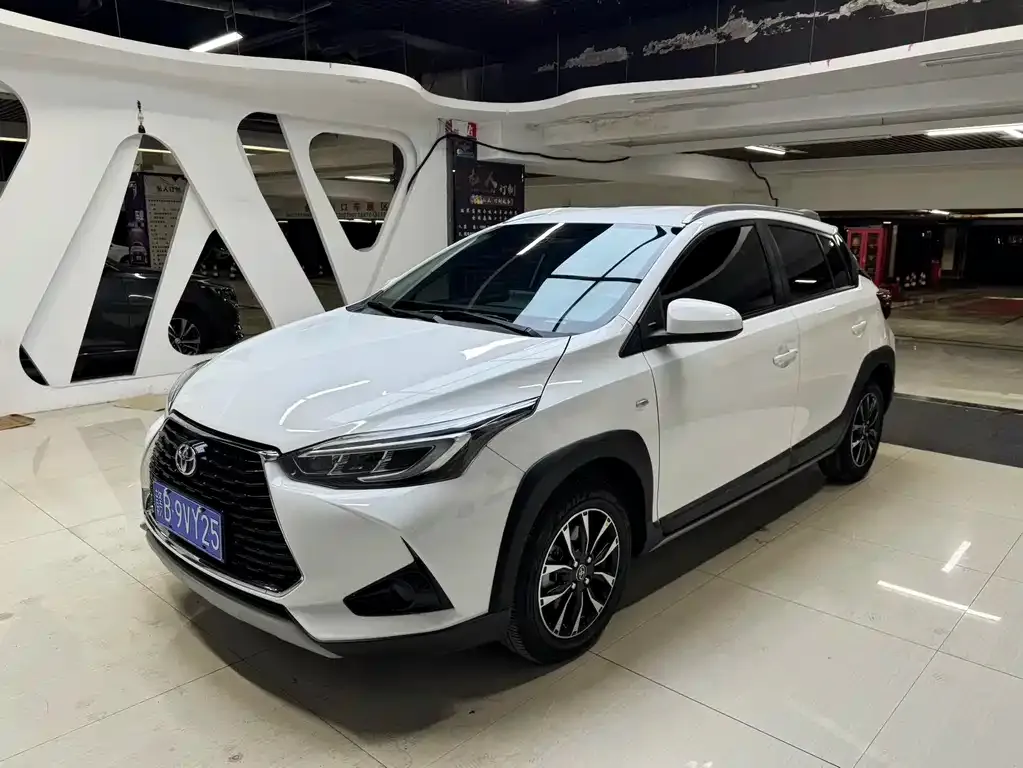 Toyota Yaris L — фото 1