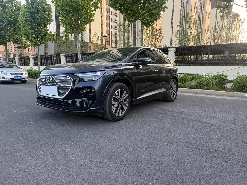 Audi Q4 e-tron — фото 1