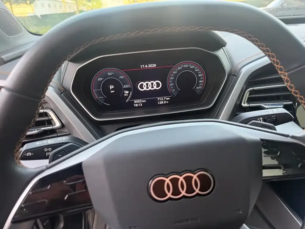 Audi Q4 e-tron — фото 2