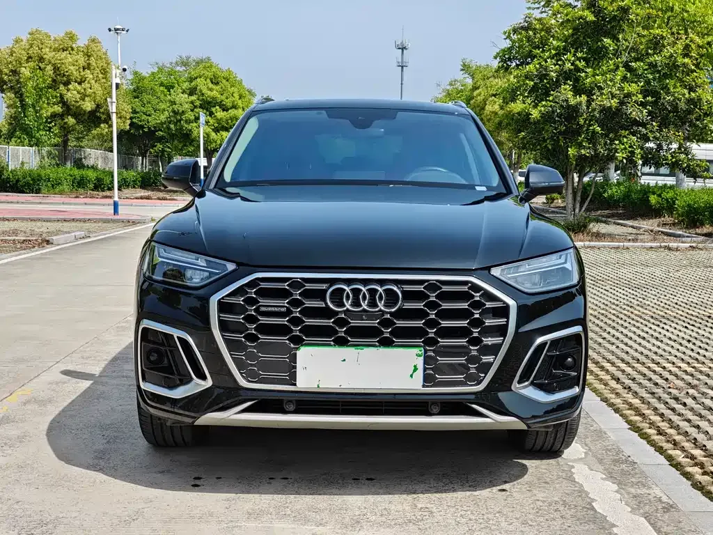 Audi Q5L — фото 1