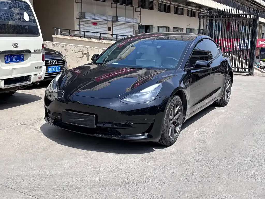 Tesla Model 3 — фото 1