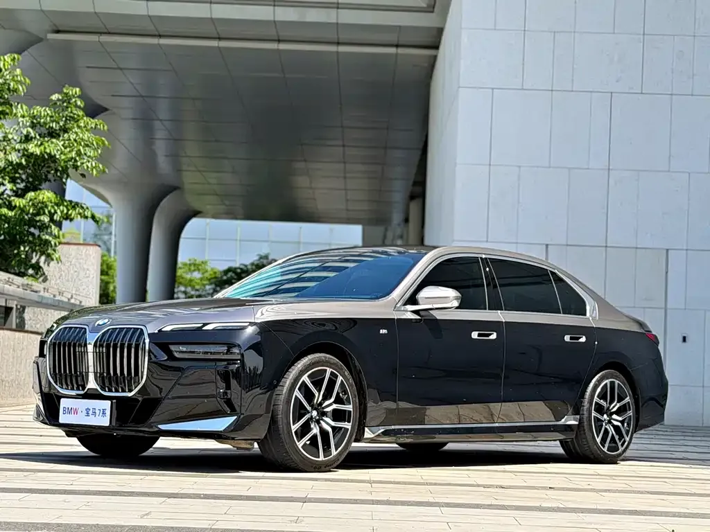 BMW 7 Series — фото 1