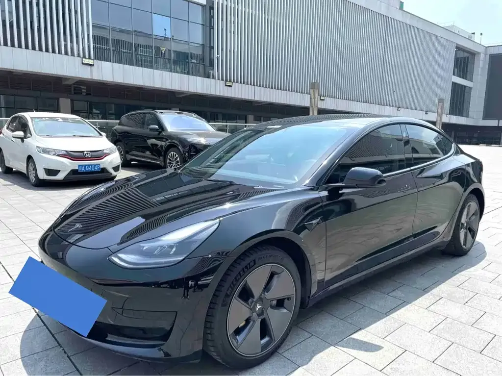 Tesla Model 3 — фото 1