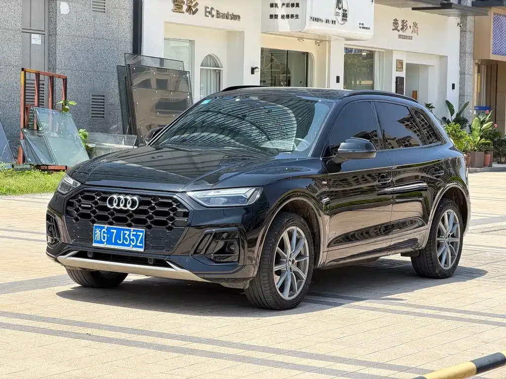 Audi Q5L — фото 1