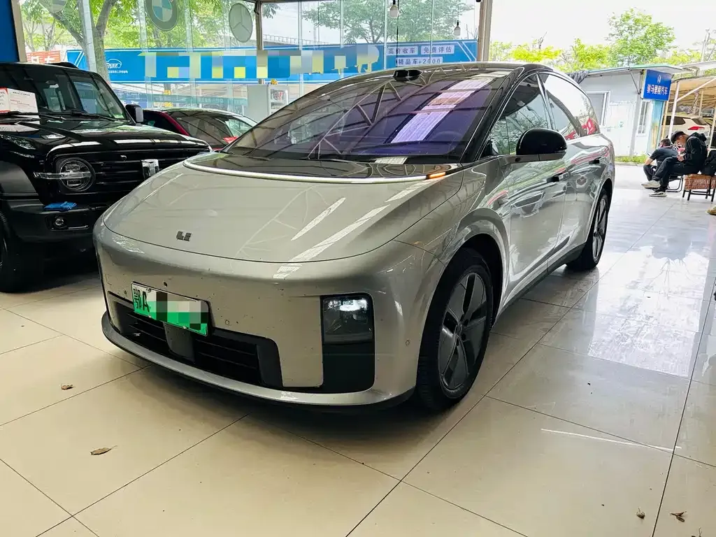 Li Auto i8 — фото 1
