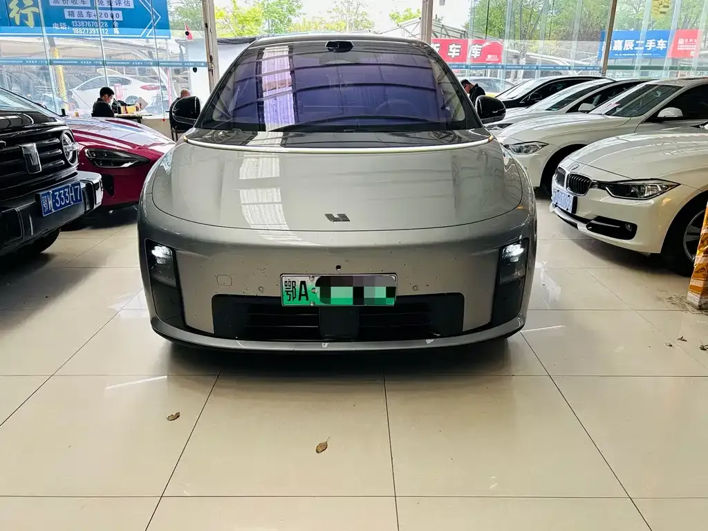 Li Auto i8 — фото 7