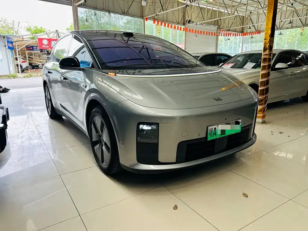 Li Auto i8 — фото 5