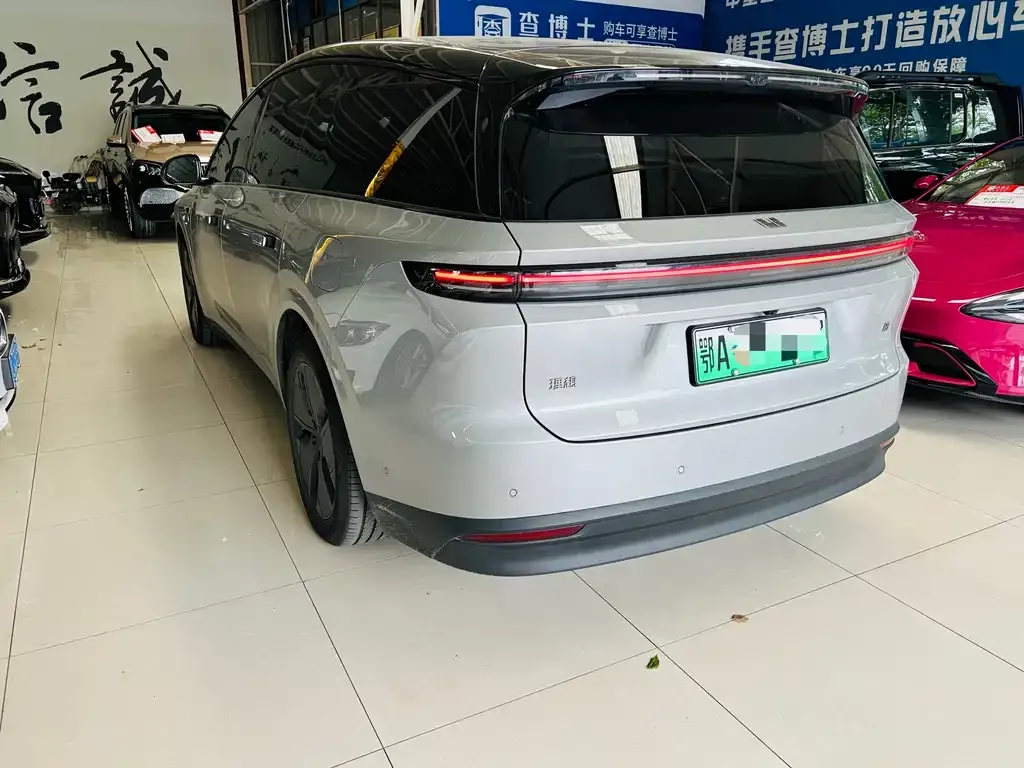 Li Auto i8 — фото 9