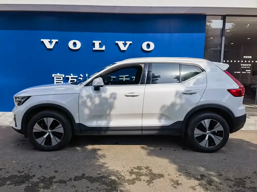 Volvo XC40 — фото 7