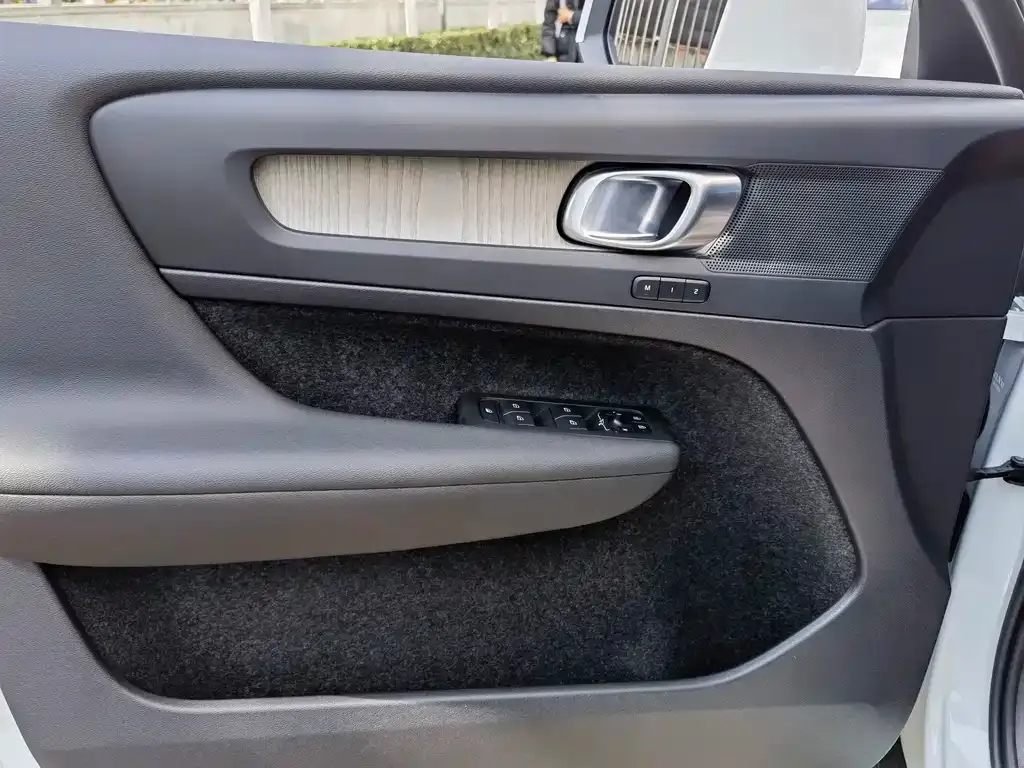Volvo XC40 — фото 10