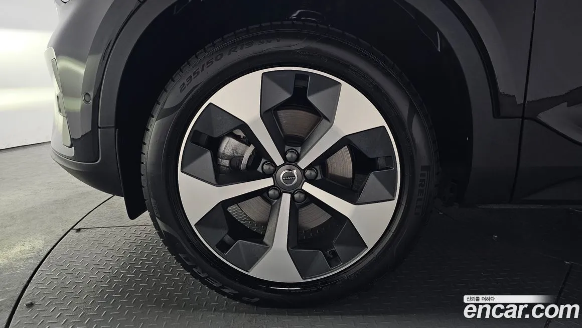 Volvo XC40 — фото 10