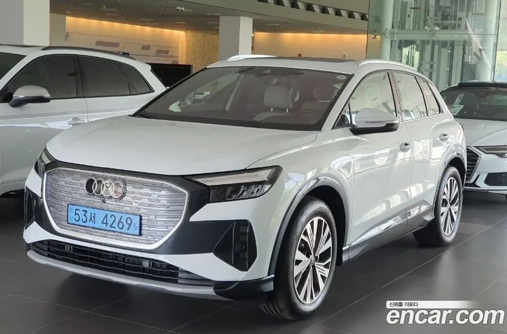 Audi Q4 e-tron — фото 1