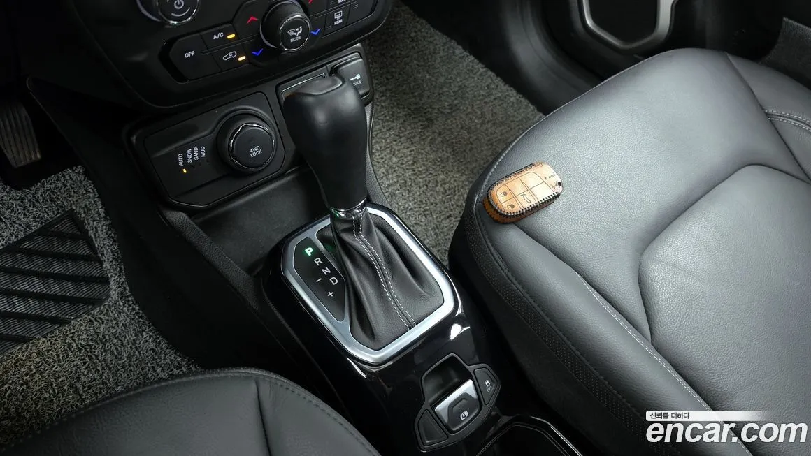 Jeep Renegade — фото 10