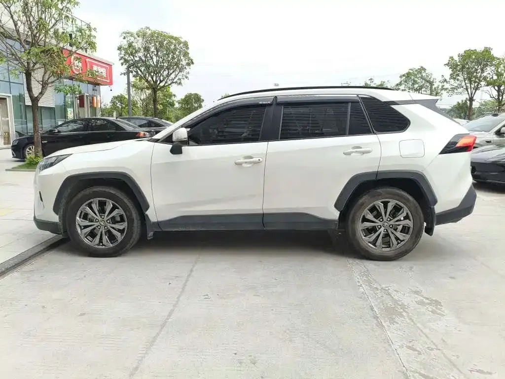 Toyota RAV4 — фото 8