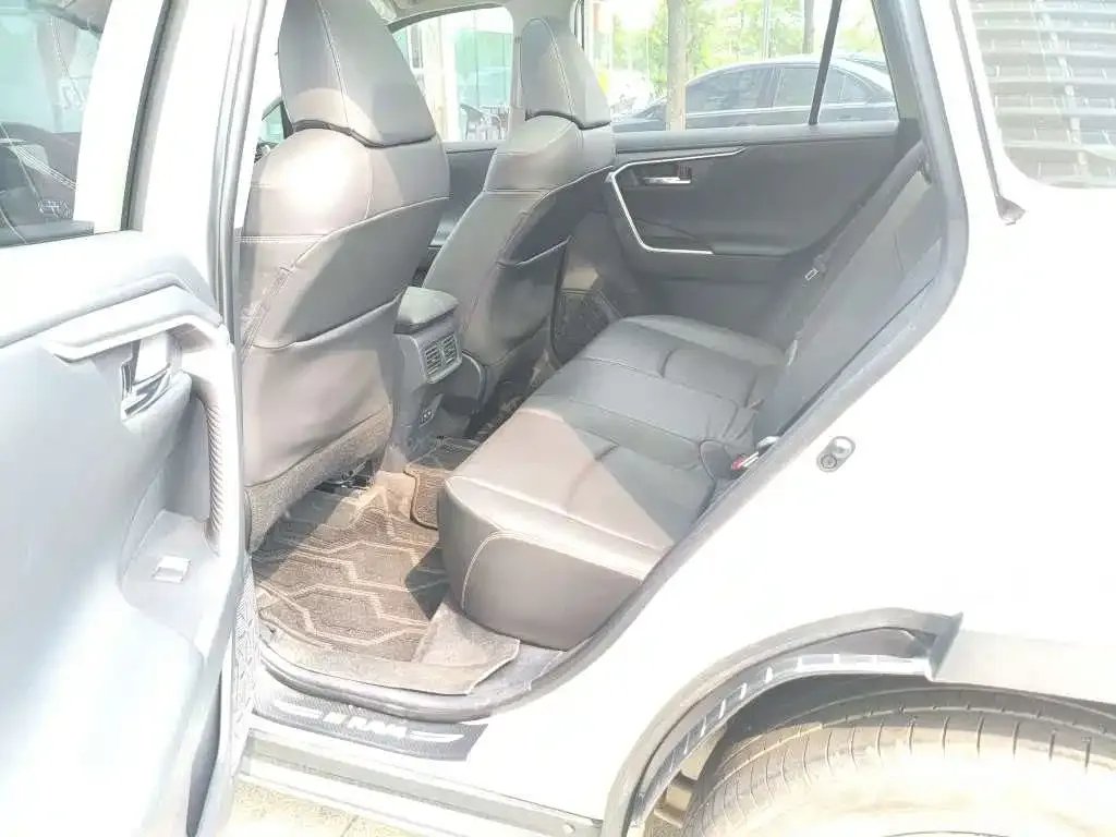 Toyota RAV4 — фото 9