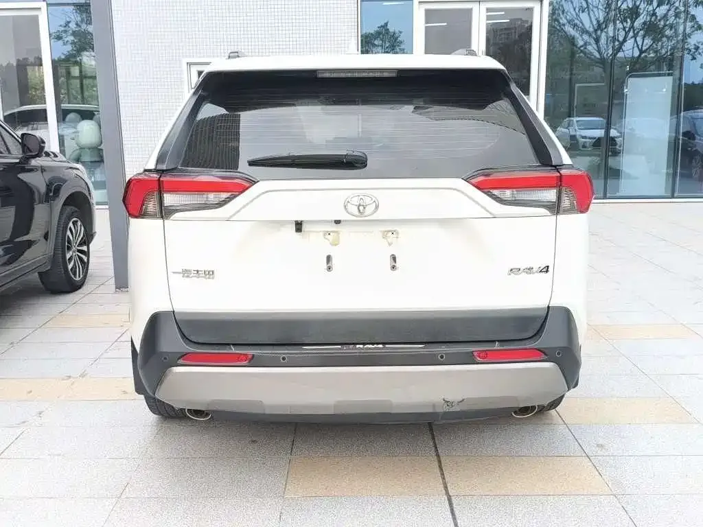 Toyota RAV4 — фото 7
