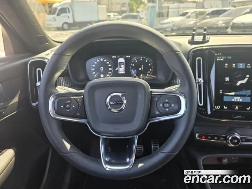 Volvo XC40 — фото 10