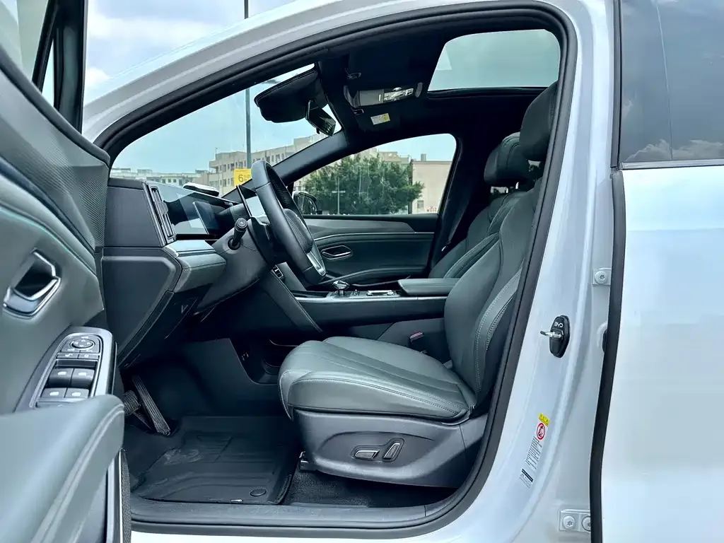 BYD L DM-i — фото 4