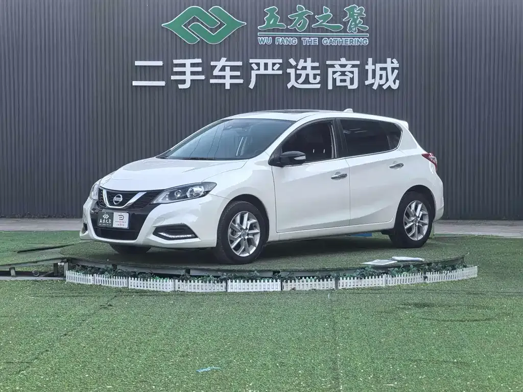 Nissan Tiida — фото 1