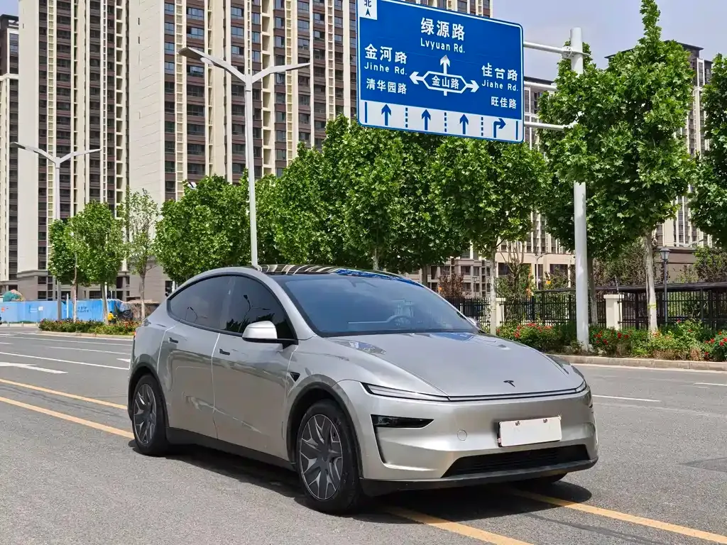 Tesla Model Y L — фото 10