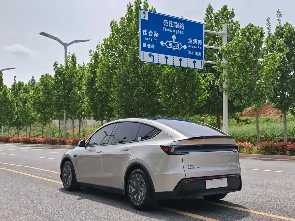 Tesla Model Y L — фото 8
