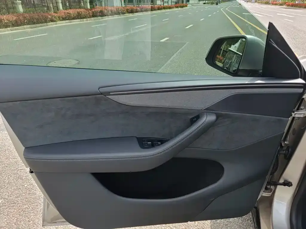 Tesla Model Y L — фото 4