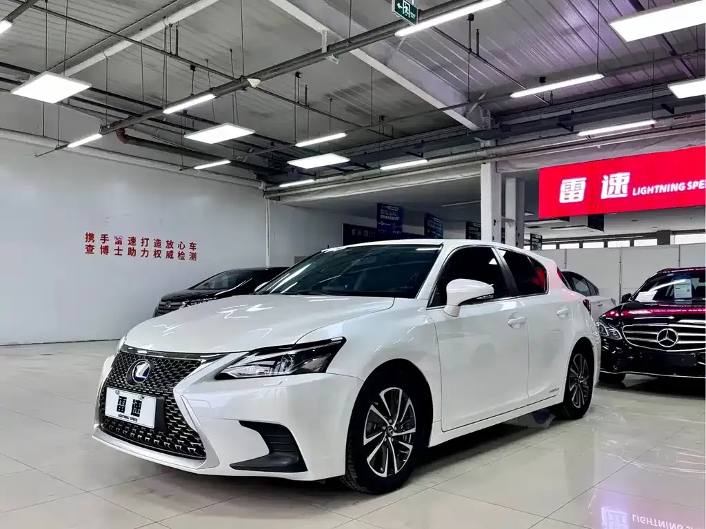 Lexus CT — фото 1