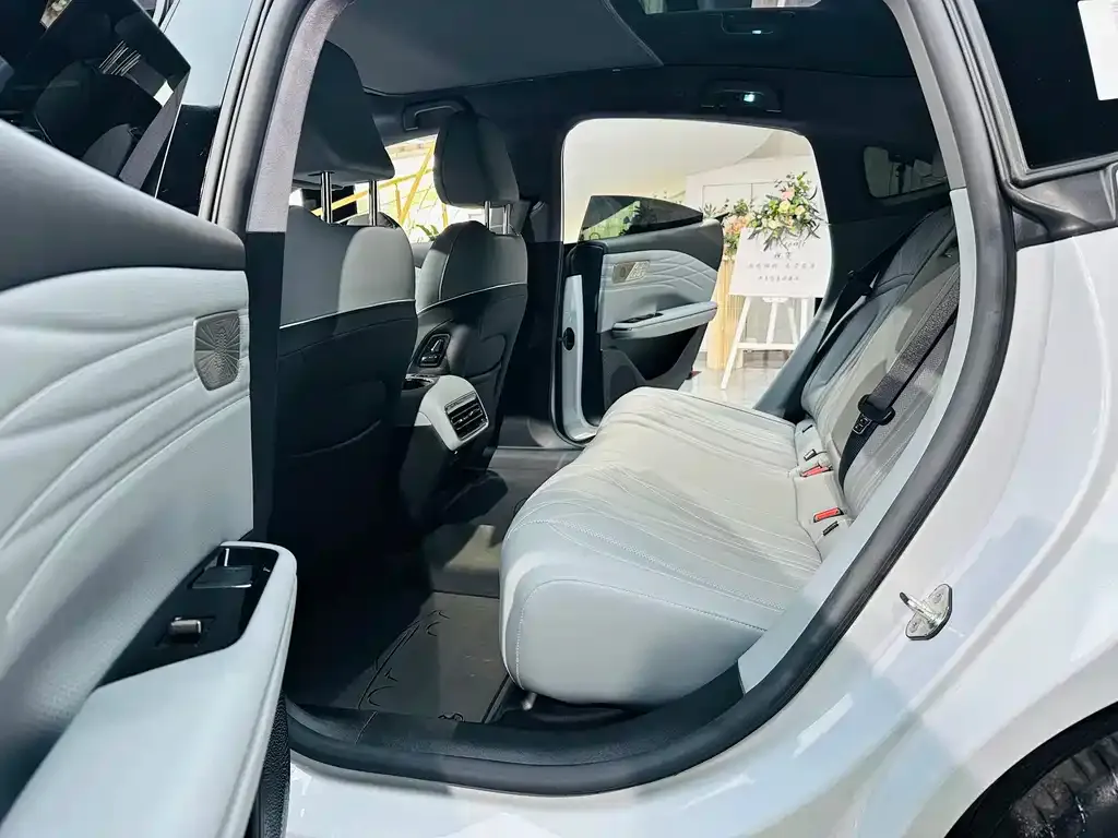 Geely Galaxy E8 — фото 10
