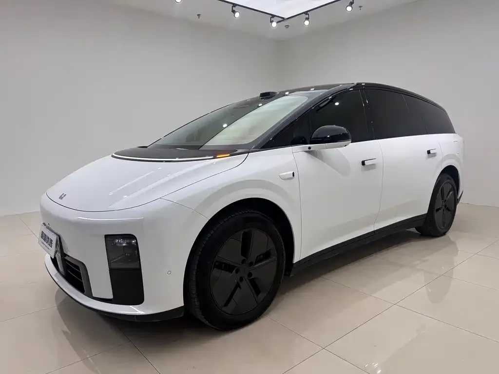 Li Auto i8 — фото 1