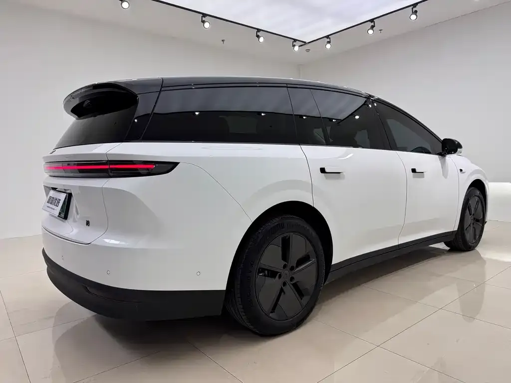 Li Auto i8 — фото 2