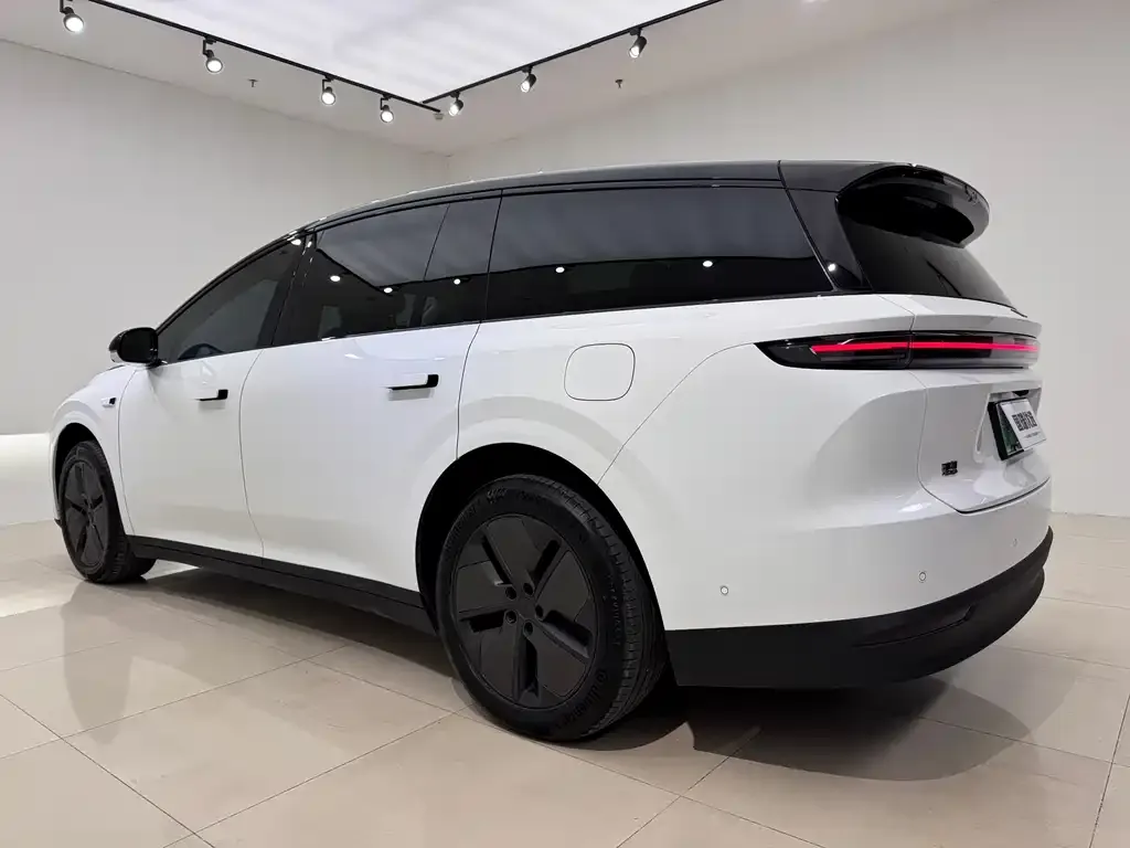 Li Auto i8 — фото 7