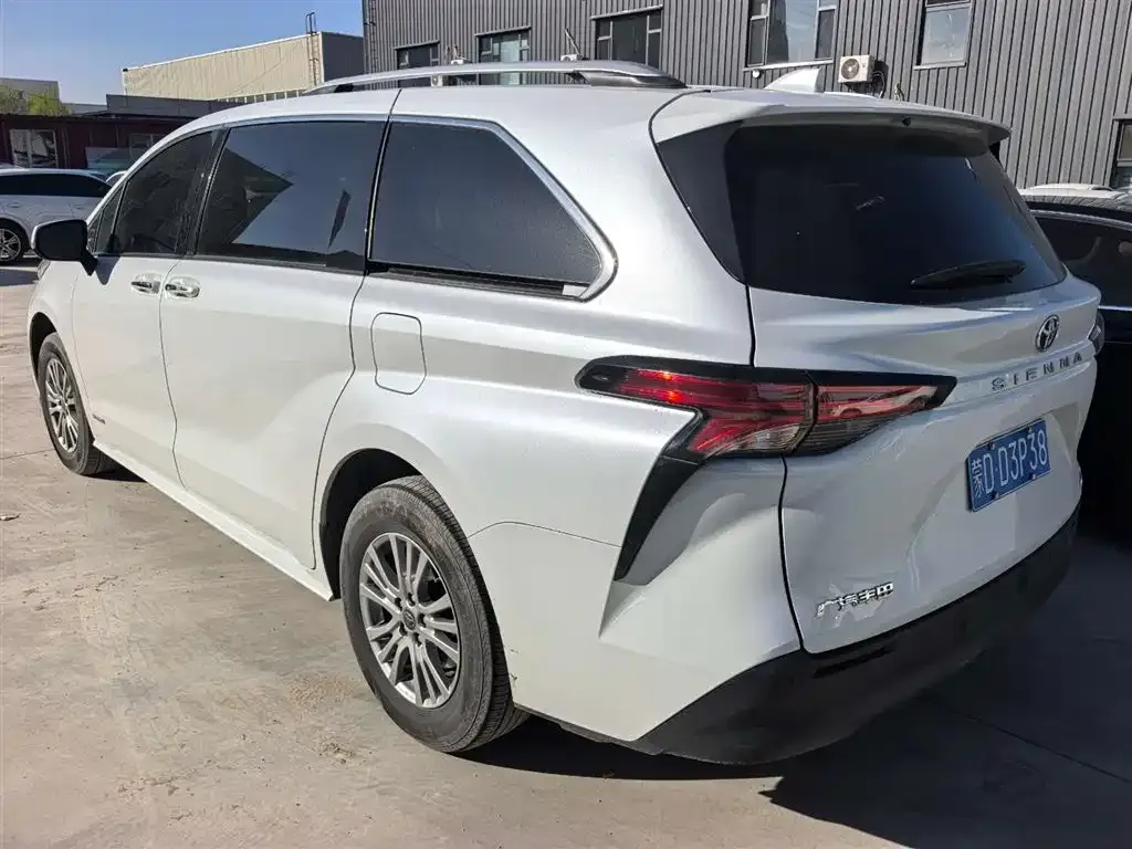 Toyota Sienna — фото 2