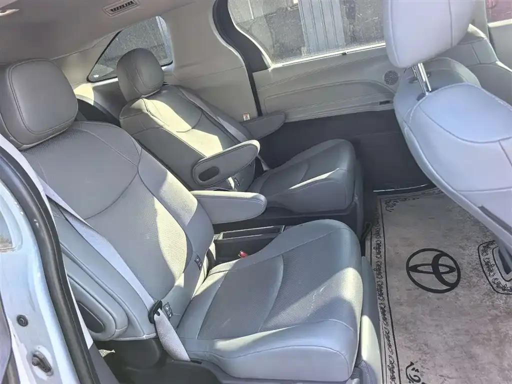 Toyota Sienna — фото 1