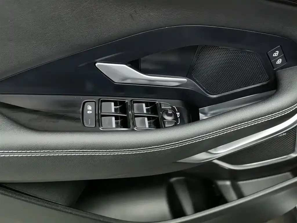 Jaguar E-PACE — фото 10