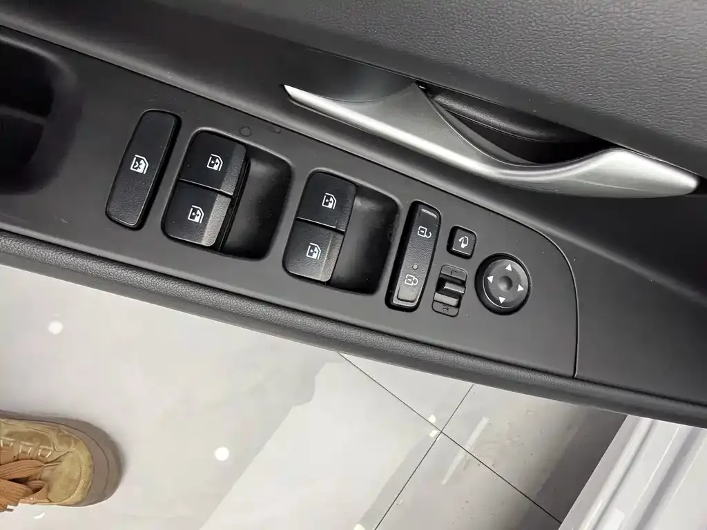 Hyundai Elantra — фото 6
