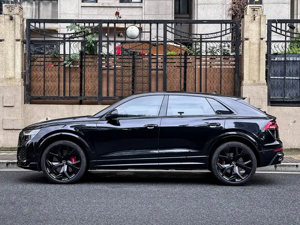 Audi RS Q8 — фото 6