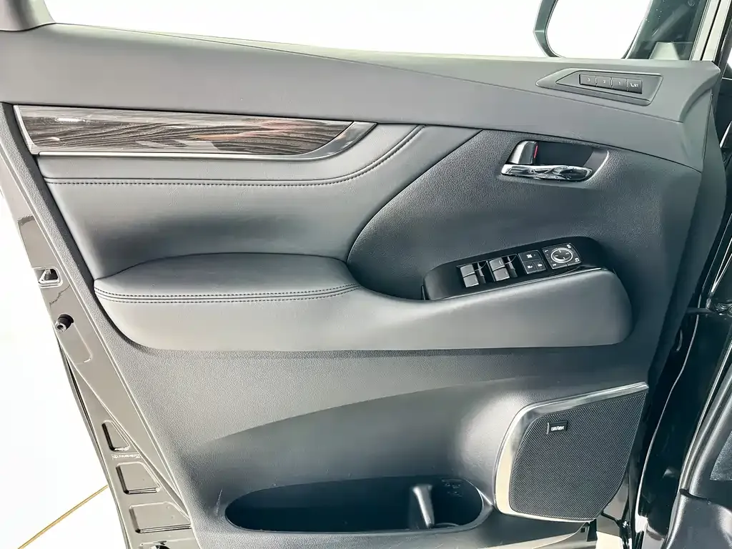Lexus LM — фото 6