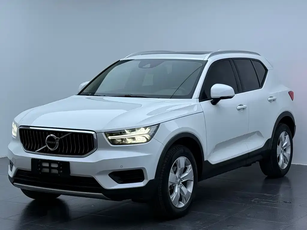 Volvo XC40 — фото 1