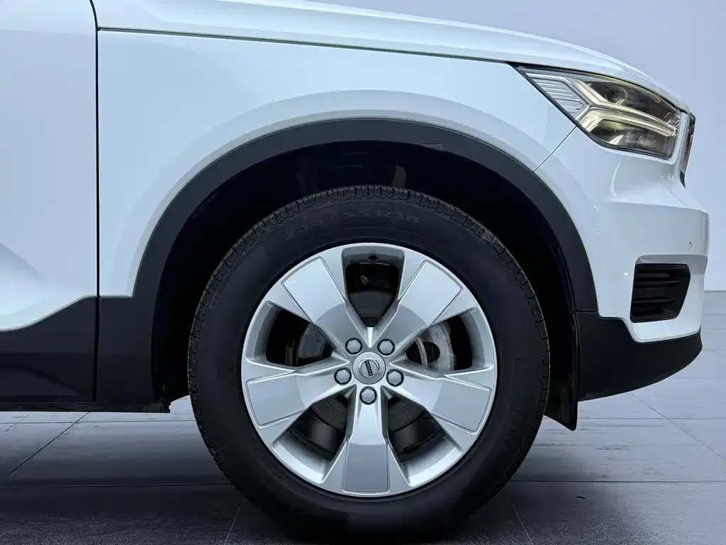Volvo XC40 — фото 7