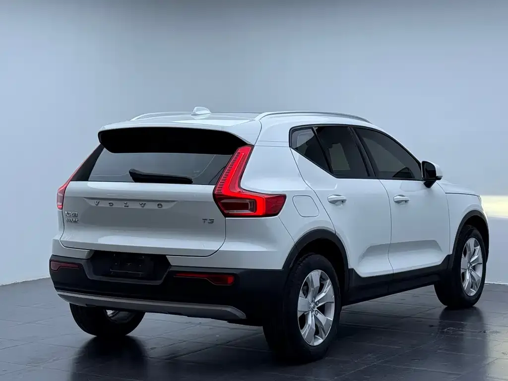 Volvo XC40 — фото 5